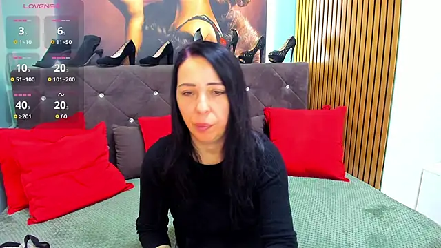 LauraSin online show from February 12, 2026, 5:13 am