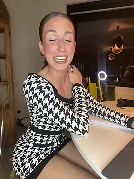 Snapshot of lola_tentatiion chatting on February 20, 2025, 8:36 pm lola tentatiion online show from February 20, 2025, 8:36 pm
