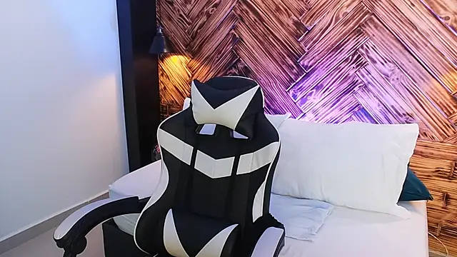 emma collson online show from November 22, 2025, 12:09 am