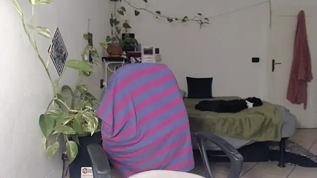 kinkyspirali online show from October 15, 2025, 8:31 pm