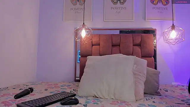 kristakinnky online show from September 26, 2025, 1:26 pm