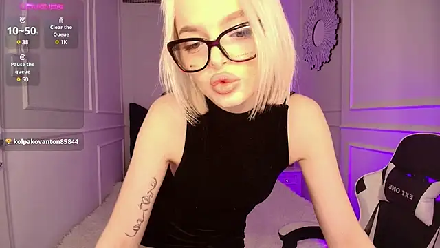 Snapshot of horny_blondiee chatting on December 27, 2024, 11:39 am horny blondiee online show from December 27, 2024, 11:39 am