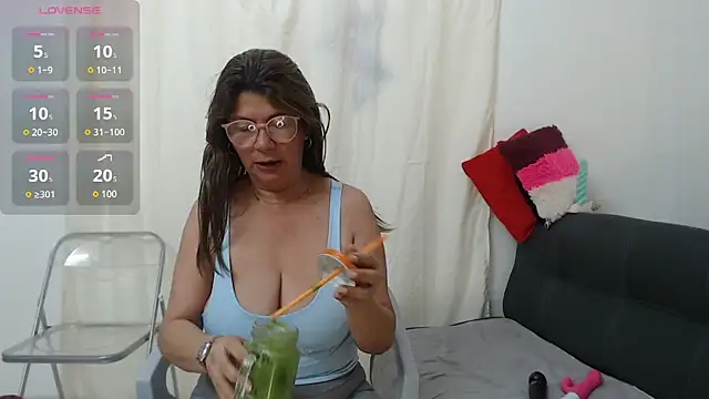 Snapshot of Aranza-Queen chatting on October 31, 2025, 1:56 pm Aranza-Queen online show from October 31, 2025, 1:56 pm