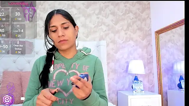 Eliza Thaylor   online show from January 5, 2025, 2:52 pm