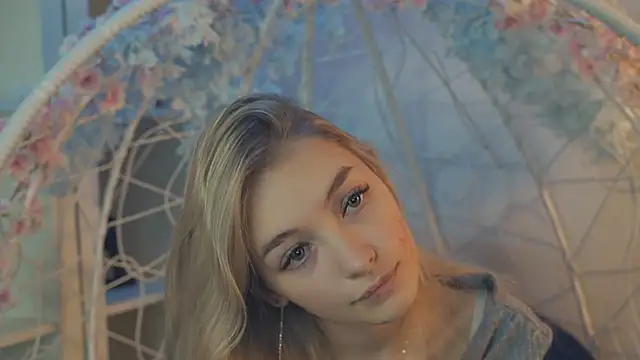 Snapshot of FlairCunard chatting on December 29, 2024, 11:50 pm FlairCunard online show from December 29, 2024, 11:50 pm