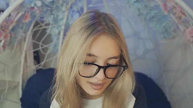 Snapshot of FlairCunard chatting on January 1, 2025, 5:44 pm FlairCunard online show from January 1, 2025, 5:44 pm