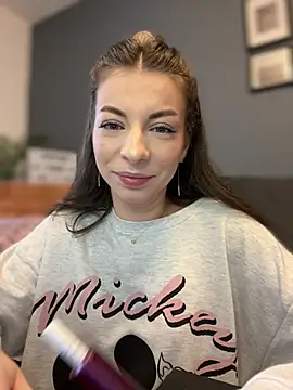 Snapshot of Mia_Ethan chatting on February 1, 2025, 9:00 am Mia Ethan online show from February 1, 2025, 9:00 am