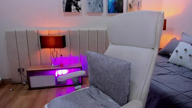 DaniRousse online show from December 4, 2025, 3:38 am