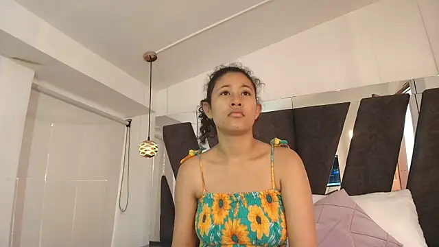 Milkdulce1 online show from November 10, 2025, 1:10 pm