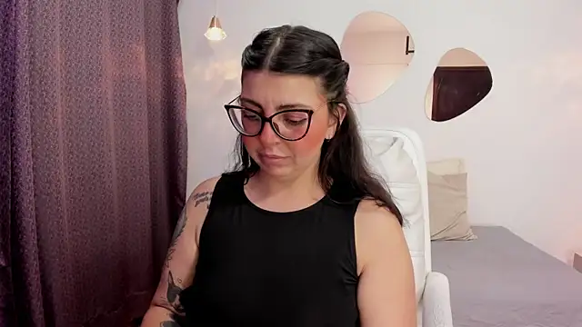 Snapshot of Vioolletta chatting on October 15, 2025, 6:52 pm Vioolletta online show from October 15, 2025, 6:52 pm