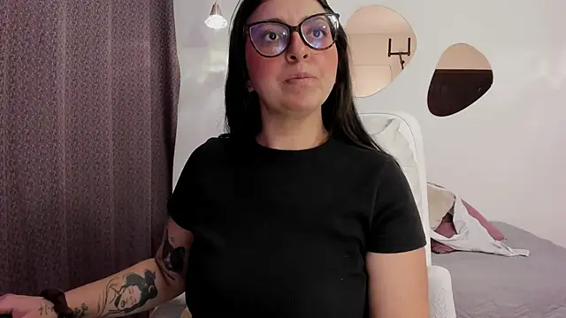 Snapshot of Vioolletta chatting on October 16, 2025, 7:26 pm Vioolletta online show from October 16, 2025, 7:26 pm