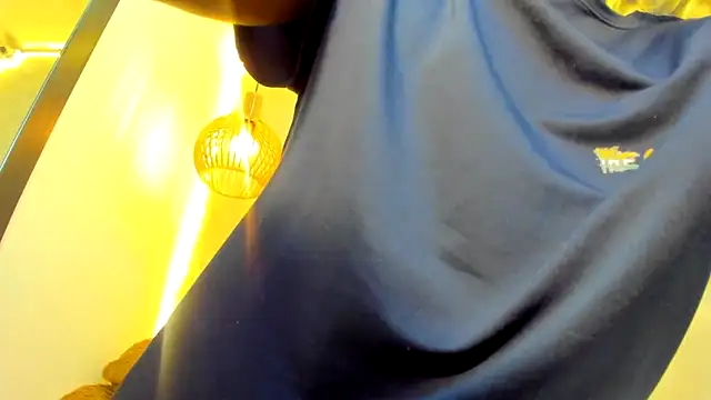 Snapshot of royce_ebony chatting on February 14, 2026, 3:03 am royce ebony online show from February 14, 2026, 3:03 am