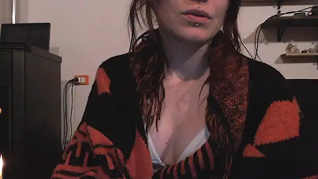 Snapshot of complicata_mente chatting on December 16, 2024, 10:13 pm complicata mente online show from December 16, 2024, 10:13 pm