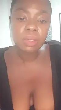 Snapshot of Luciouslips00 chatting on January 8, 2025, 1:32 am Luciouslips00 online show from January 8, 2025, 1:32 am