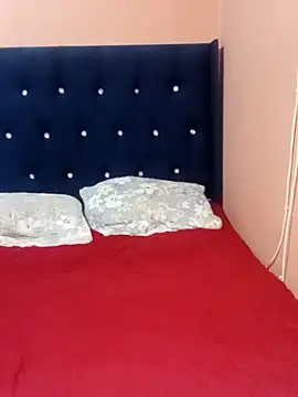 Snapshot of Luciouslips00 chatting on March 7, 2026, 12:02 pm Luciouslips00 online show from March 7, 2026, 12:02 pm