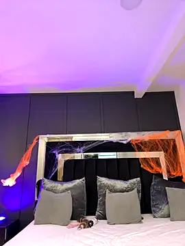 emilie xx  online show from October 24, 2025, 9:33 pm