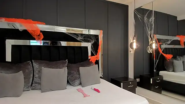 emilie xx  online show from October 27, 2025, 9:30 pm