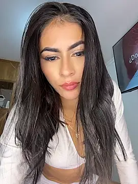 emilie xx  online show from May 13, 2026, 2:53 am
