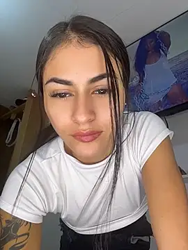 emilie xx  online show from May 27, 2026, 2:41 am
