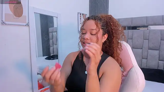 Snapshot of zulyjones chatting on April 14, 2026, 12:44 pm zulyjones online show from April 14, 2026, 12:44 pm