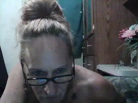 Snapshot of mistresszoila chatting on December 15, 2025, 4:17 am mistresszoila online show from December 15, 2025, 4:17 am