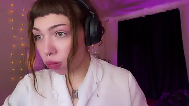 Snapshot of PaulaPratt chatting on December 3, 2024, 9:22 am PaulaPratt online show from December 3, 2024, 9:22 am