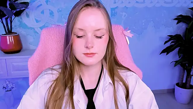 VivienLeeigh online show from October 13, 2025, 1:44 pm