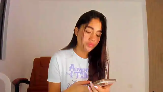 Snapshot of AriaMontgomery chatting on March 18, 2026, 4:04 am AriaMontgomery online show from March 18, 2026, 4:04 am