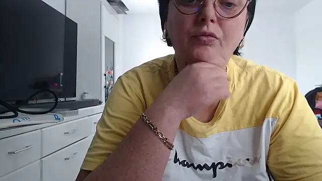 Amandamuller1982 online show from October 14, 2025, 8:37 am