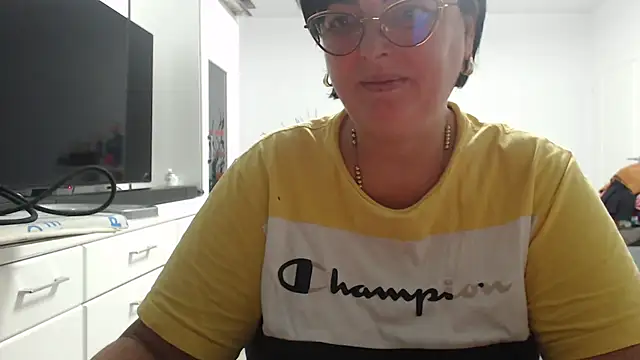 Amandamuller1982 online show from October 14, 2025, 8:42 pm