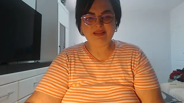 Amandamuller1982 online show from April 24, 2026, 7:22 am