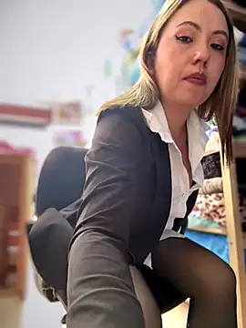 Snapshot of VIOLETA-25_ chatting on December 20, 2025, 4:25 pm VIOLETA-25 online show from December 20, 2025, 4:25 pm