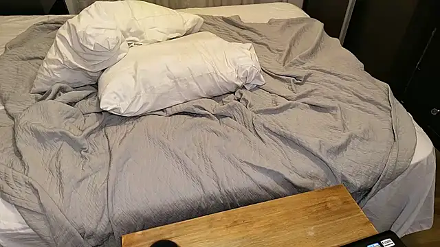 M1lfa online show from December 7, 2024, 7:54 pm