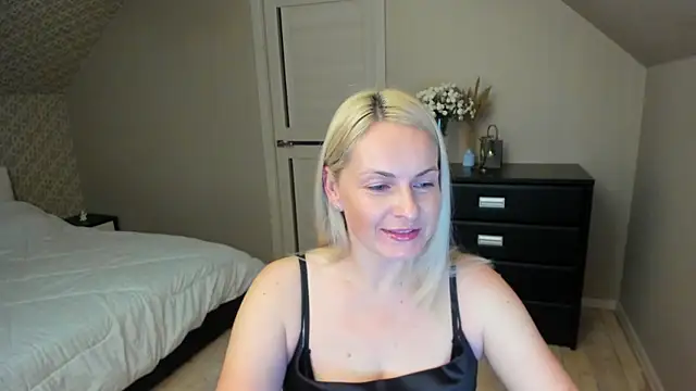 Snapshot of Alicee_Gracee chatting on October 24, 2025, 7:32 pm Alicee Gracee online show from October 24, 2025, 7:32 pm