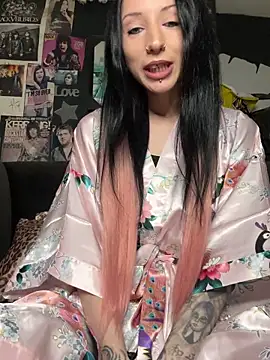 Snapshot of MissMidnightUK chatting on February 21, 2026, 12:33 am MissMidnightUK online show from February 21, 2026, 12:33 am