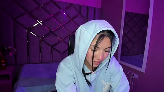 Snapshot of Poly_Sasha_ chatting on October 19, 2025, 3:51 am Poly Sasha online show from October 19, 2025, 3:51 am