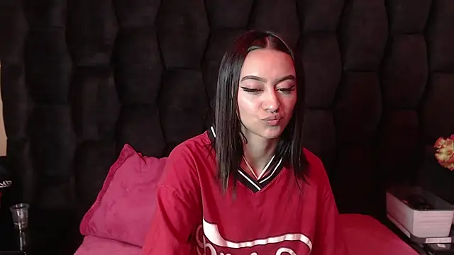 Snapshot of Miaa_Thopmson chatting on September 18, 2025, 12:01 am Miaa Thopmson online show from September 18, 2025, 12:01 am