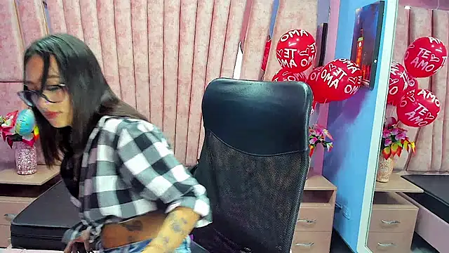 Snapshot of Miaa_Thopmson chatting on December 18, 2025, 10:05 pm Miaa Thopmson online show from December 18, 2025, 10:05 pm