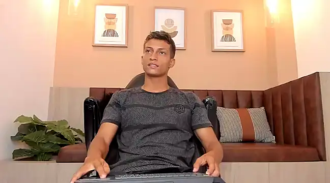 Snapshot of wolf_james123 chatting on February 14, 2025, 2:23 pm wolf james123 online show from February 14, 2025, 2:23 pm