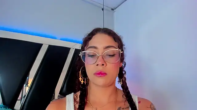 antonelllepiercee online show from March 15, 2025, 11:40 am