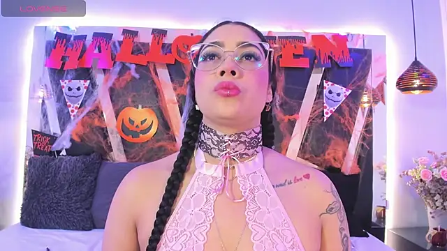 antonelllepiercee online show from October 19, 2025, 11:22 am