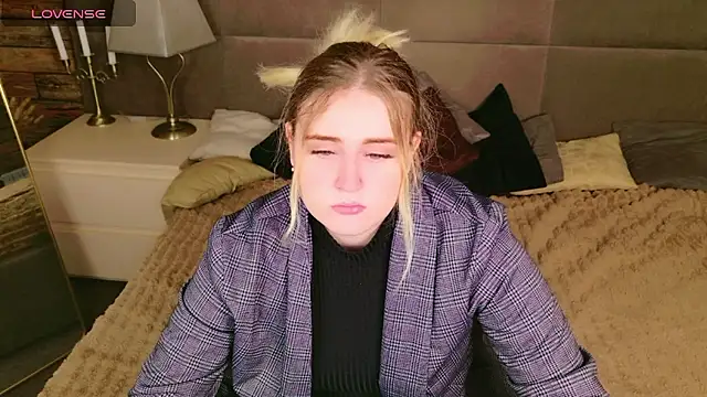 KarenLong online show from December 4, 2024, 9:07 am