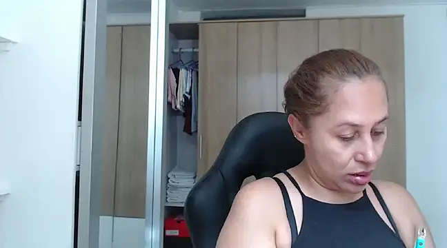 RoxanaLove9 online show from January 21, 2025, 6:34 pm