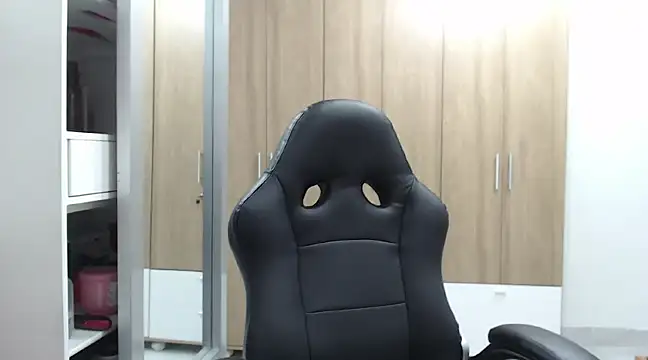 RoxanaLove9 online show from February 11, 2025, 10:28 pm