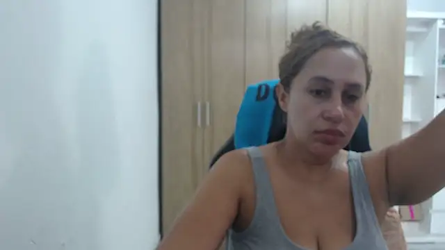 RoxanaLove9 online show from October 10, 2025, 9:47 pm