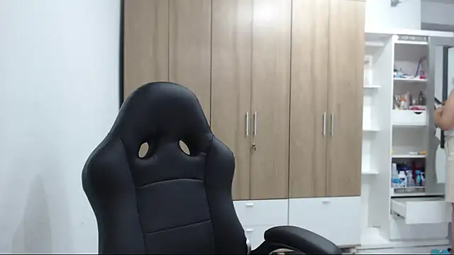 RoxanaLove9 online show from December 5, 2025, 8:49 pm