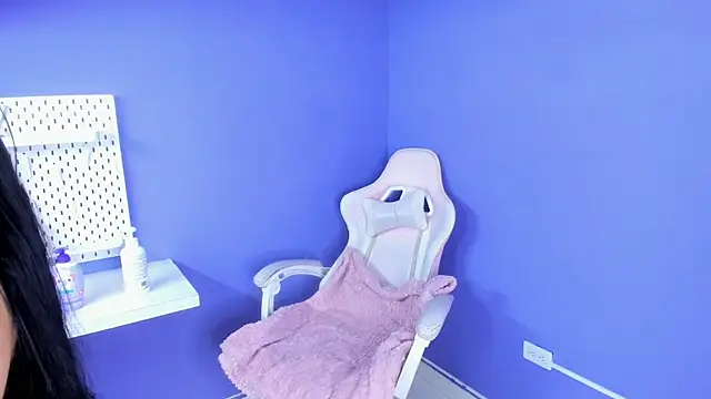 Annie9  online show from October 4, 2025, 3:26 am