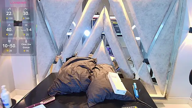 Annie9  online show from October 9, 2025, 5:05 am