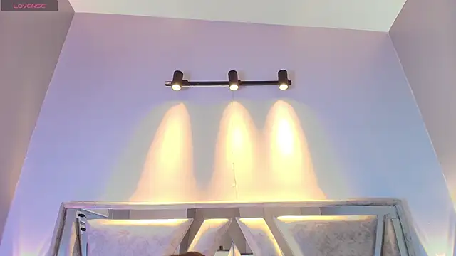 Annie9  online show from October 17, 2025, 3:42 am