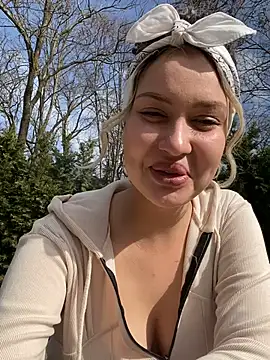 Snapshot of KikiWatson chatting on March 13, 2025, 7:09 am KikiWatson online show from March 13, 2025, 7:09 am